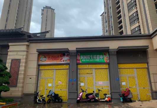 翔安隧道口小区门口店铺出租，大照/集体照