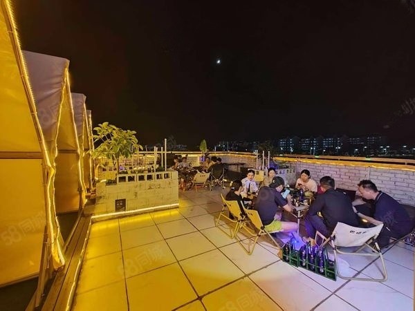 学生围绕带露台餐饮店转让，大照/集体照