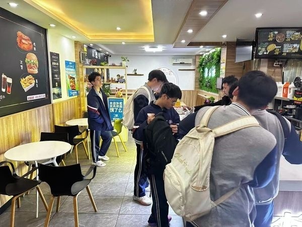 学校边上生意好做餐饮店转让，大照/集体照_图7