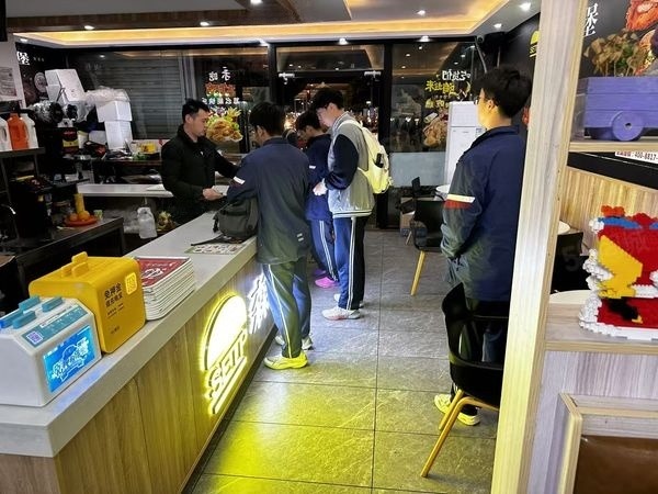 学校边上生意好做餐饮店转让，大照/集体照_图6