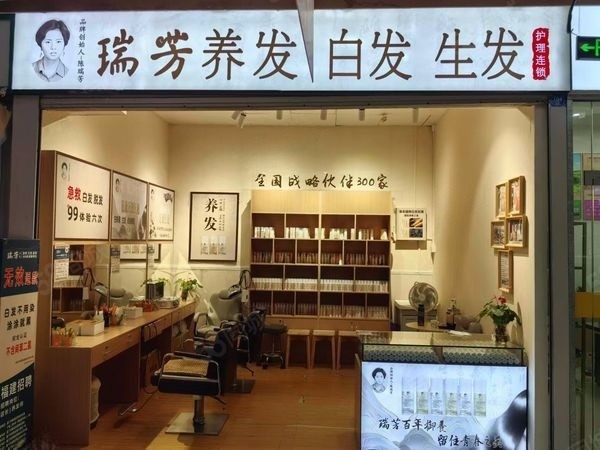 本小区显眼位置小区大门正对面，大照/集体照_图4