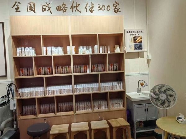 本小区显眼位置小区大门正对面，大照/集体照