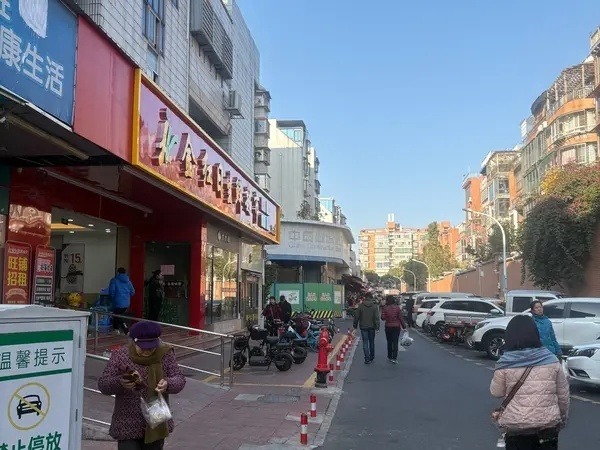 （出租）紧挨超市菜市场居民区旁商铺房东自租58平双层，大照/集体照